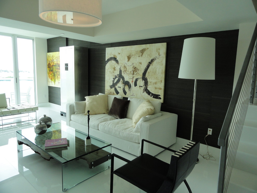 Großes, Repräsentatives, Fernseherloses, Offenes Modernes Wohnzimmer ohne Kamin mit brauner Wandfarbe und Porzellan-Bodenfliesen in Miami