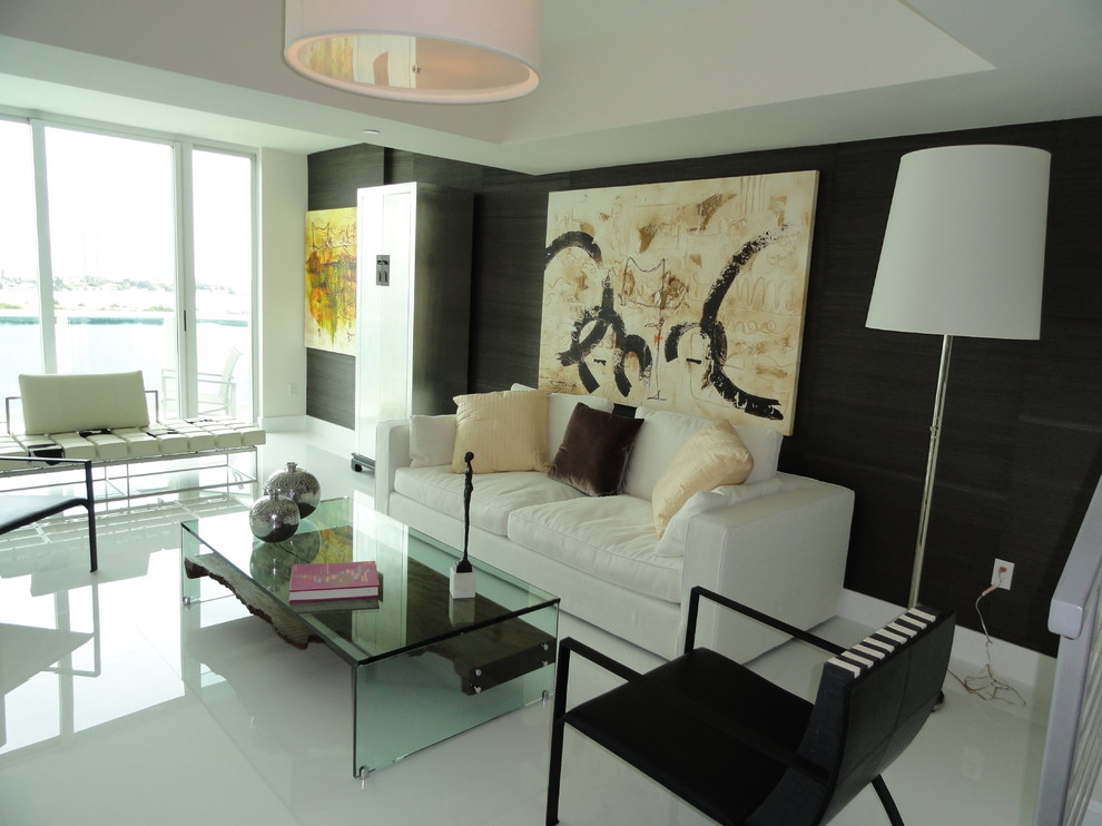 Стильный дизайн: большая парадная, открытая гостиная комната в стиле модернизм с коричневыми стенами и полом из керамогранита без камина, телевизора - последний тренд