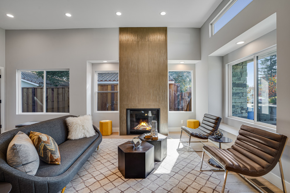 Offenes Modernes Wohnzimmer mit grauer Wandfarbe, braunem Holzboden, Kamin und braunem Boden in San Francisco