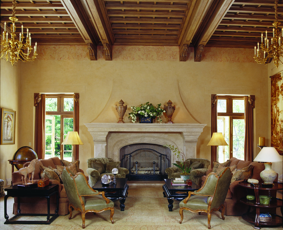 Exemple d'un salon méditerranéen avec une salle de réception, un mur beige, une cheminée standard et éclairage.