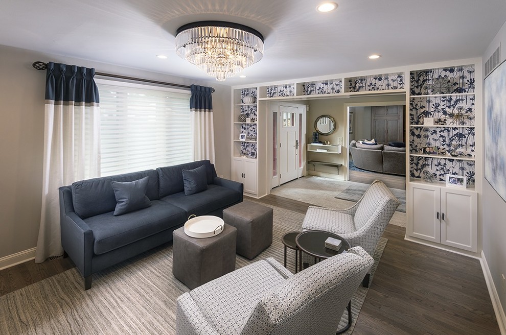 Ejemplo de salón cerrado clásico renovado de tamaño medio sin televisor con paredes beige, suelo de madera en tonos medios, suelo beige y papel pintado