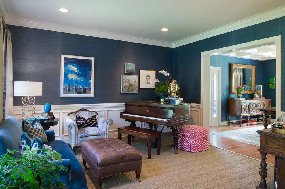 Источник вдохновения для домашнего уюта: маленькая изолированная гостиная комната в классическом стиле с музыкальной комнатой, синими стенами и паркетным полом среднего тона без камина, телевизора для на участке и в саду