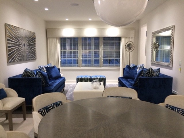 Immagine di un soggiorno minimalista di medie dimensioni e aperto con sala formale, pareti bianche, pavimento in legno verniciato, nessuna TV e pavimento grigio