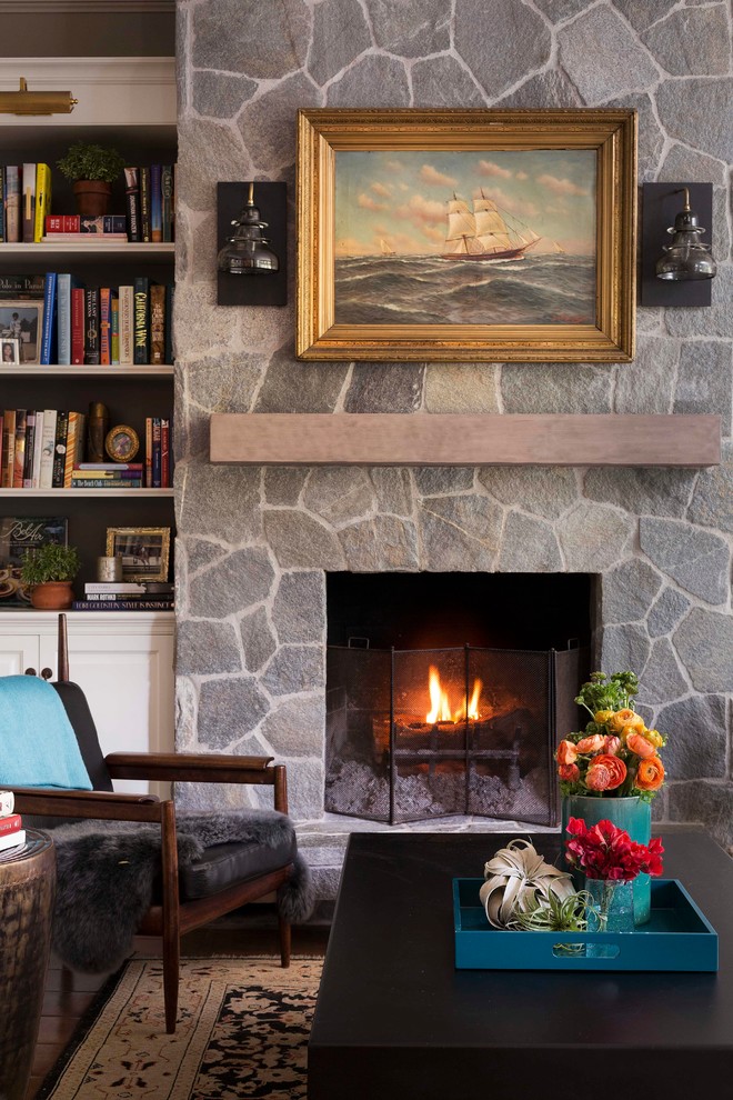 サンタバーバラにあるラグジュアリーな中くらいなトランジショナルスタイルのおしゃれなリビング (標準型暖炉、石材の暖炉まわり) の写真