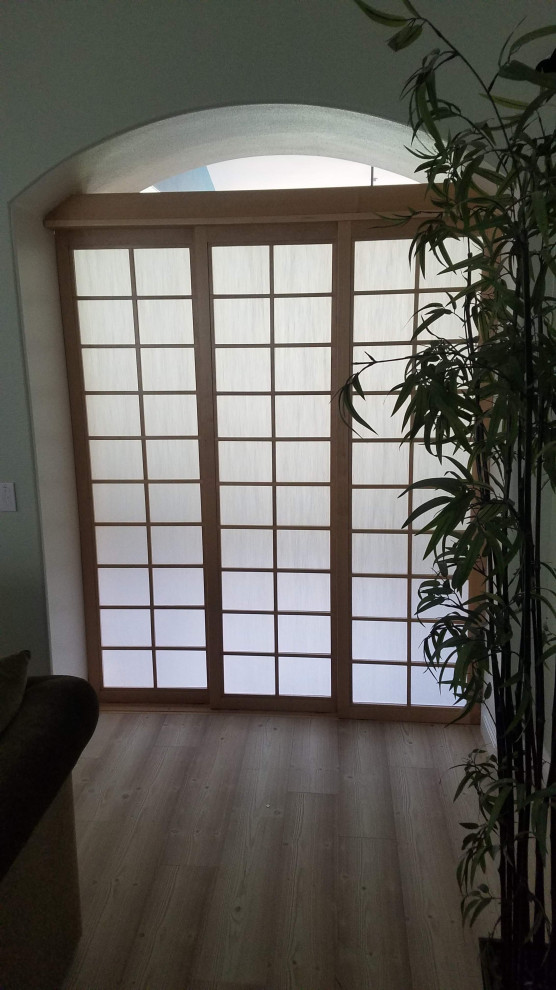 Idéer för ett mellanstort asiatiskt allrum med öppen planlösning, med grå väggar, bambugolv och orange golv