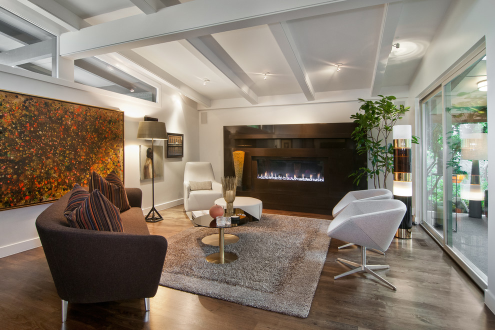 На фото: гостиная комната в современном стиле с белыми стенами, горизонтальным камином и коричневым диваном