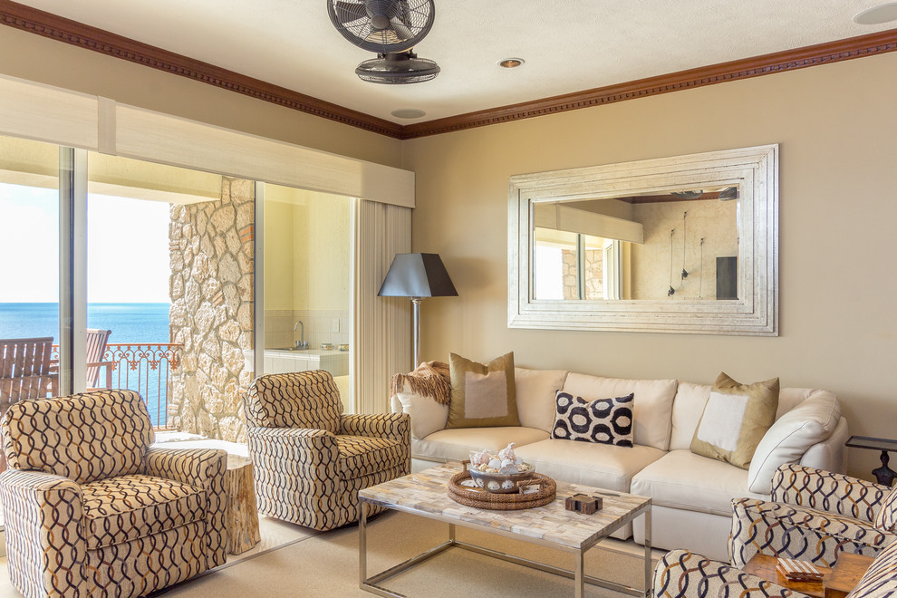 Foto di un grande soggiorno design con pareti beige e TV a parete
