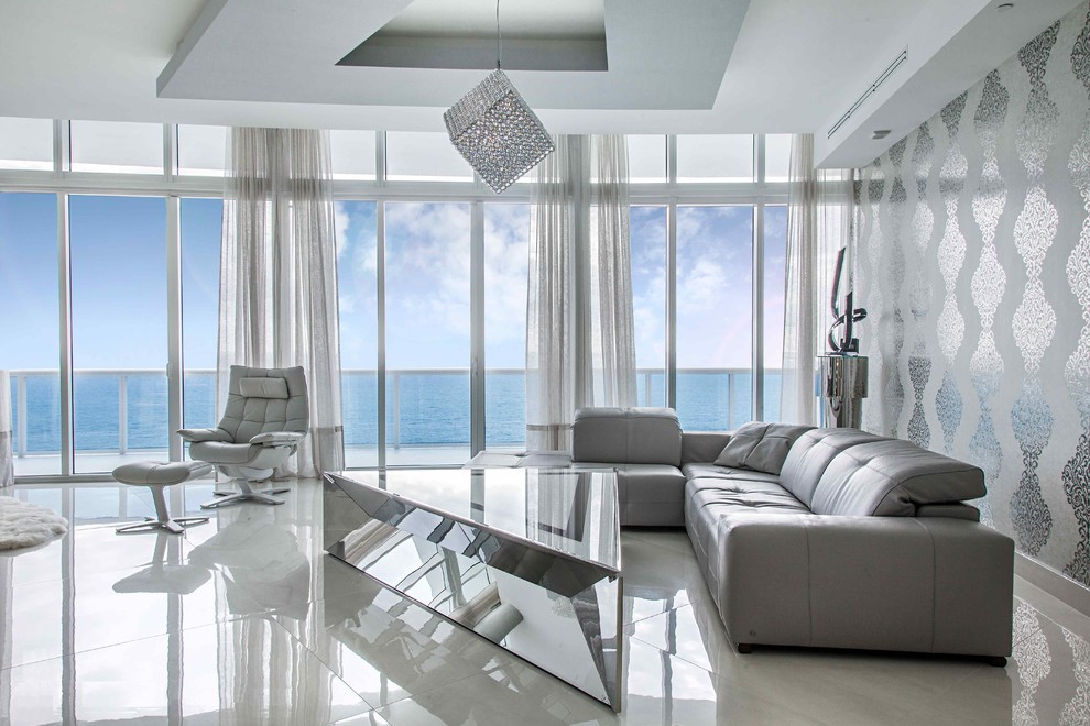 Foto di un grande soggiorno design aperto con pareti grigie, pavimento in gres porcellanato, parete attrezzata e pavimento bianco