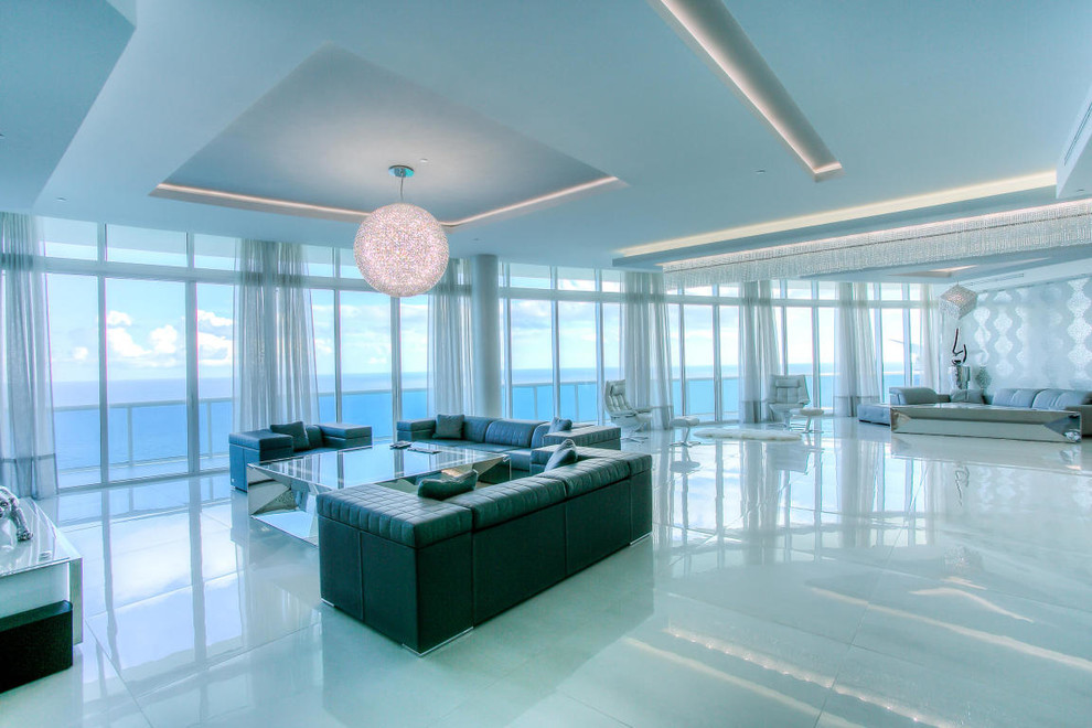 Großes, Repräsentatives, Offenes Modernes Wohnzimmer ohne Kamin mit weißer Wandfarbe, Porzellan-Bodenfliesen und TV-Wand in Miami