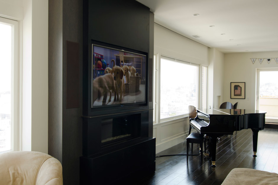 サンフランシスコにある中くらいなコンテンポラリースタイルのおしゃれなLDK (ミュージックルーム、濃色無垢フローリング、横長型暖炉、壁掛け型テレビ、茶色い床) の写真