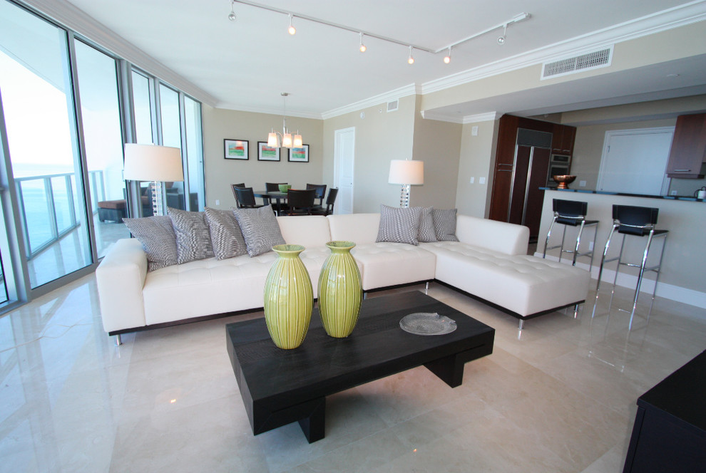 Mittelgroßes, Repräsentatives, Offenes Modernes Wohnzimmer mit beiger Wandfarbe, Porzellan-Bodenfliesen und beigem Boden in Miami