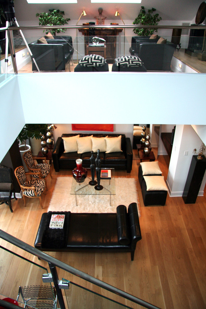 Großes Modernes Wohnzimmer im Loft-Stil mit weißer Wandfarbe und hellem Holzboden in New York