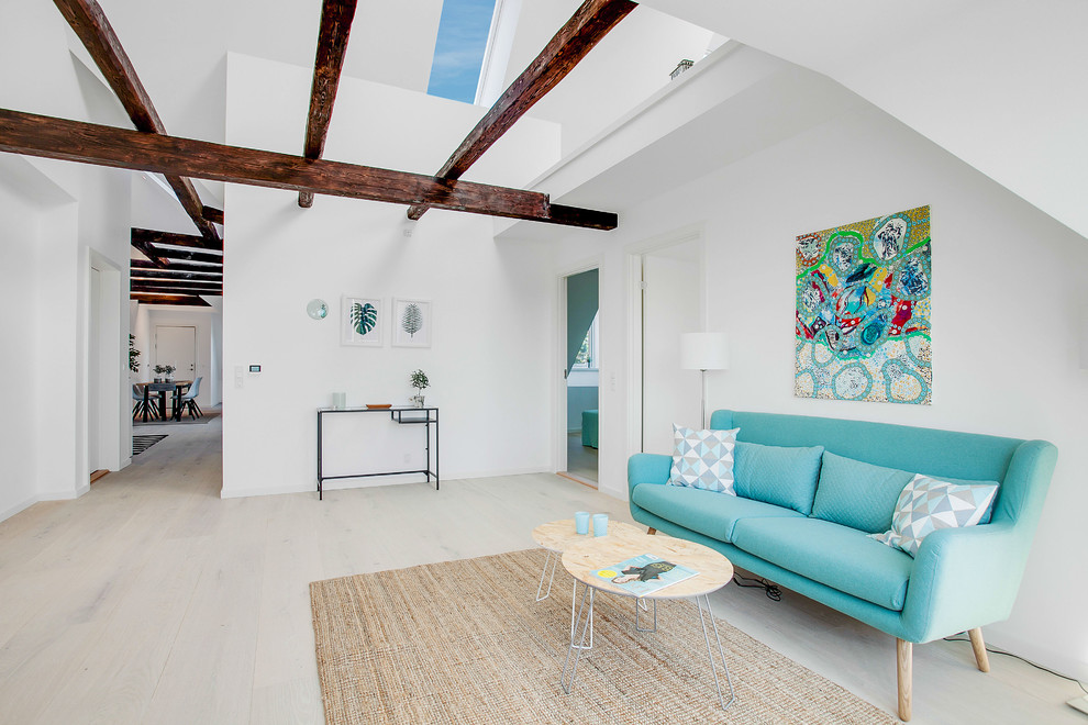 Mittelgroßes, Repräsentatives, Fernseherloses, Abgetrenntes Skandinavisches Wohnzimmer mit weißer Wandfarbe und hellem Holzboden in Kopenhagen