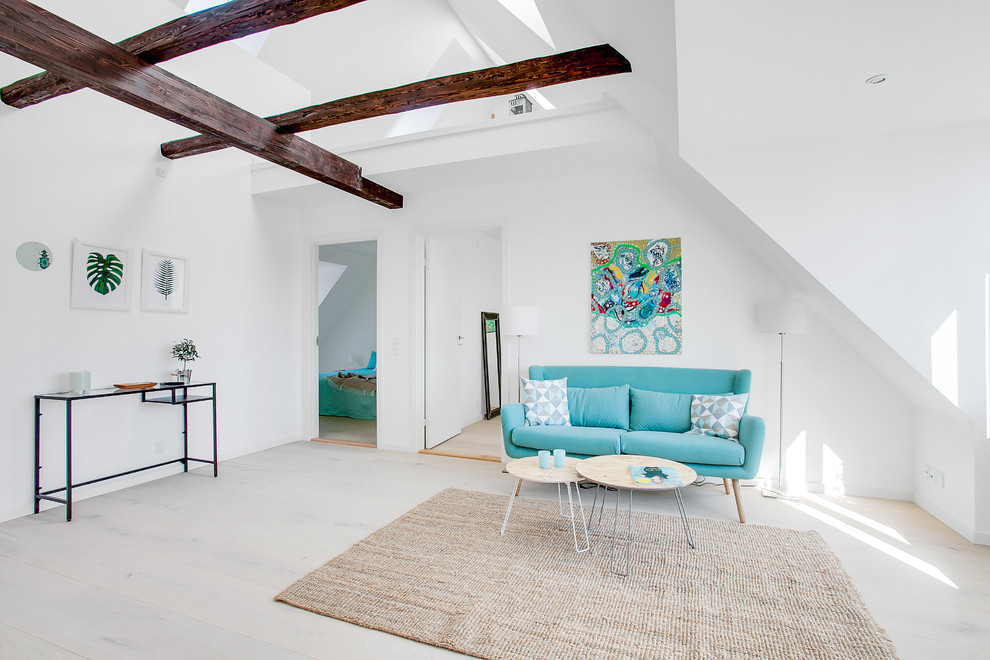 Skandinavisches Wohnzimmer mit weißer Wandfarbe und gebeiztem Holzboden in Kopenhagen