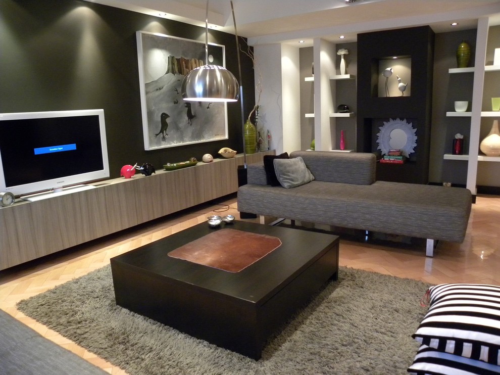 Стильный дизайн: гостиная комната в современном стиле с черными стенами и ковром на полу - последний тренд