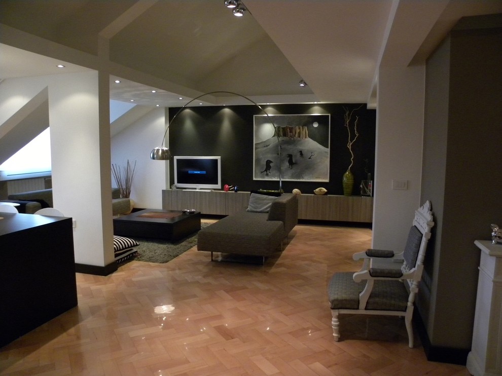 На фото: гостиная комната в современном стиле с отдельно стоящим телевизором, акцентной стеной и ковром на полу с