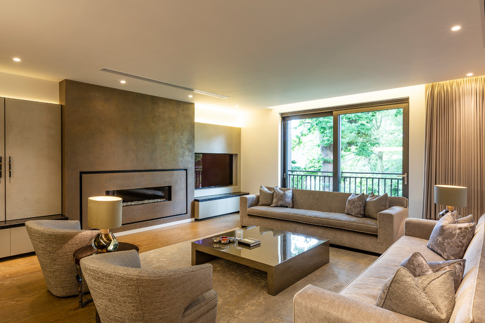 Immagine di un grande soggiorno tradizionale con pareti bianche, pavimento in legno massello medio, camino lineare Ribbon, parete attrezzata e pavimento marrone