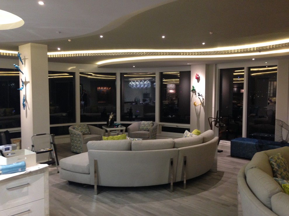 Стильный дизайн: парадная, открытая гостиная комната среднего размера в современном стиле с серыми стенами и светлым паркетным полом без камина, телевизора - последний тренд