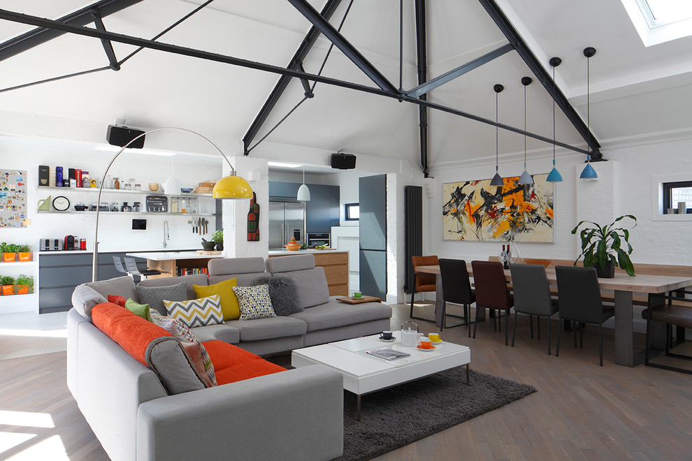 Foto de salón abierto, contemporáneo, de tamaño medio, sin chimenea, con paredes blancas, suelo de madera clara y suelo marrón