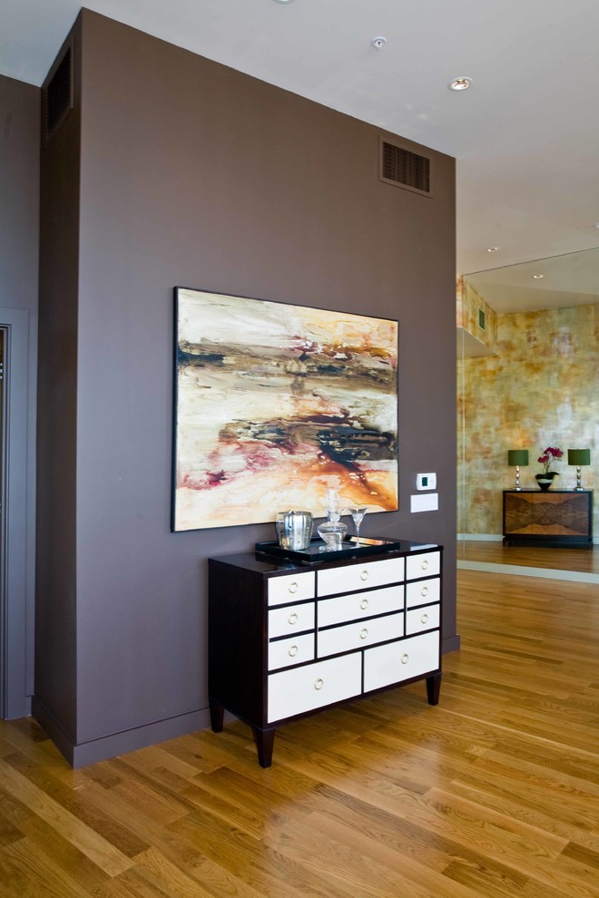Diseño de salón abierto contemporáneo de tamaño medio sin televisor con paredes verdes, suelo de madera en tonos medios y todas las chimeneas