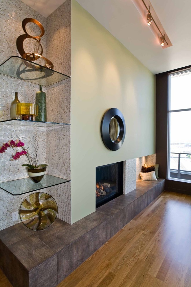 Mittelgroßes, Repräsentatives, Fernseherloses, Offenes Modernes Wohnzimmer mit braunem Holzboden, Kamin und Kaminumrandung aus Metall in Portland