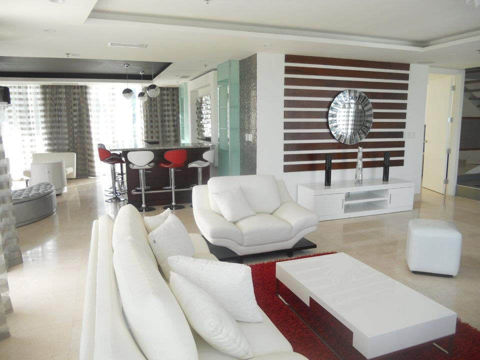 Immagine di un soggiorno moderno di medie dimensioni e aperto con sala formale, pareti bianche, pavimento in marmo, pavimento beige e pareti in legno