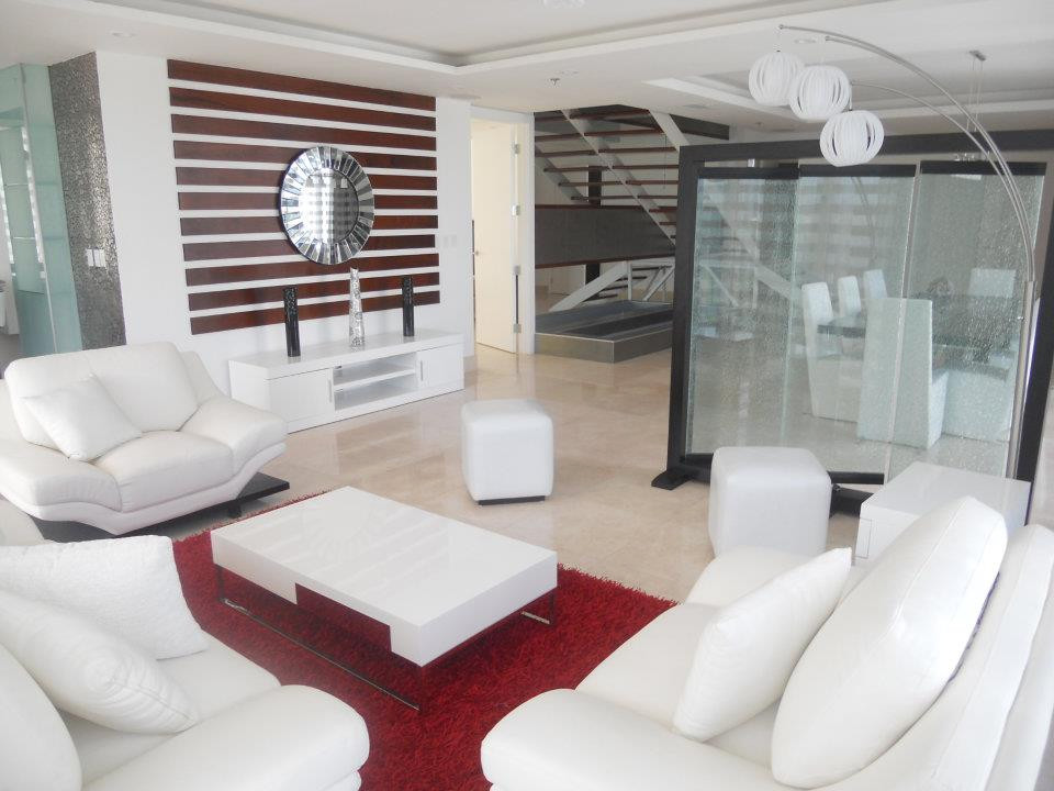 Immagine di un soggiorno minimalista di medie dimensioni e aperto con sala formale, pareti bianche, pavimento in marmo, pavimento beige e pareti in legno