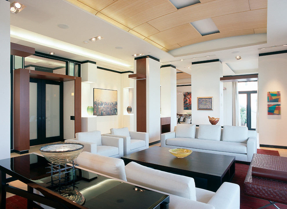 Modelo de salón para visitas cerrado contemporáneo grande sin chimenea con paredes blancas y suelo de madera en tonos medios