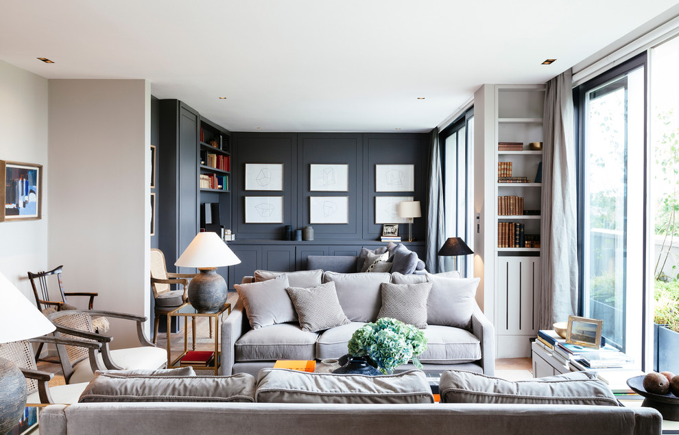 Offenes Modernes Wohnzimmer ohne Kamin mit blauer Wandfarbe und braunem Holzboden in London