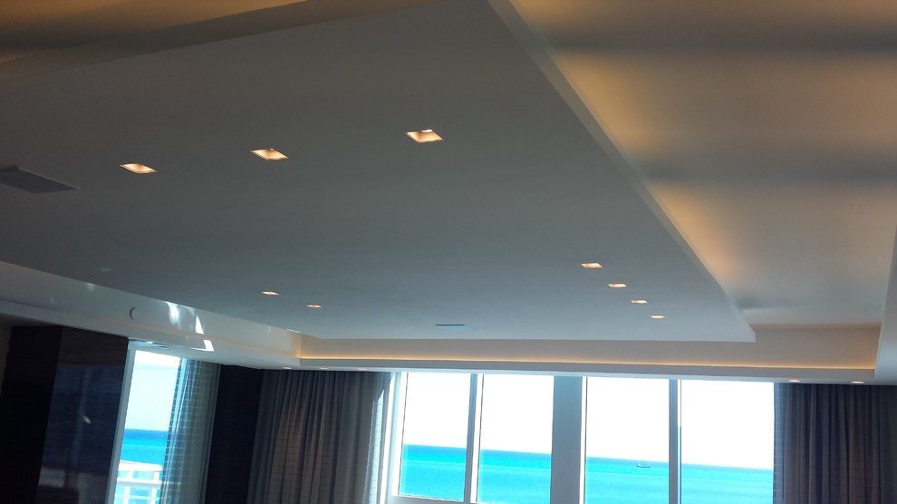 Großes, Offenes Modernes Wohnzimmer mit beiger Wandfarbe, Marmorboden und TV-Wand in Miami