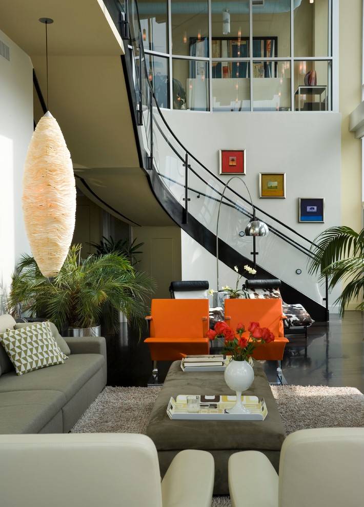 Modernes Wohnzimmer mit beiger Wandfarbe in Atlanta