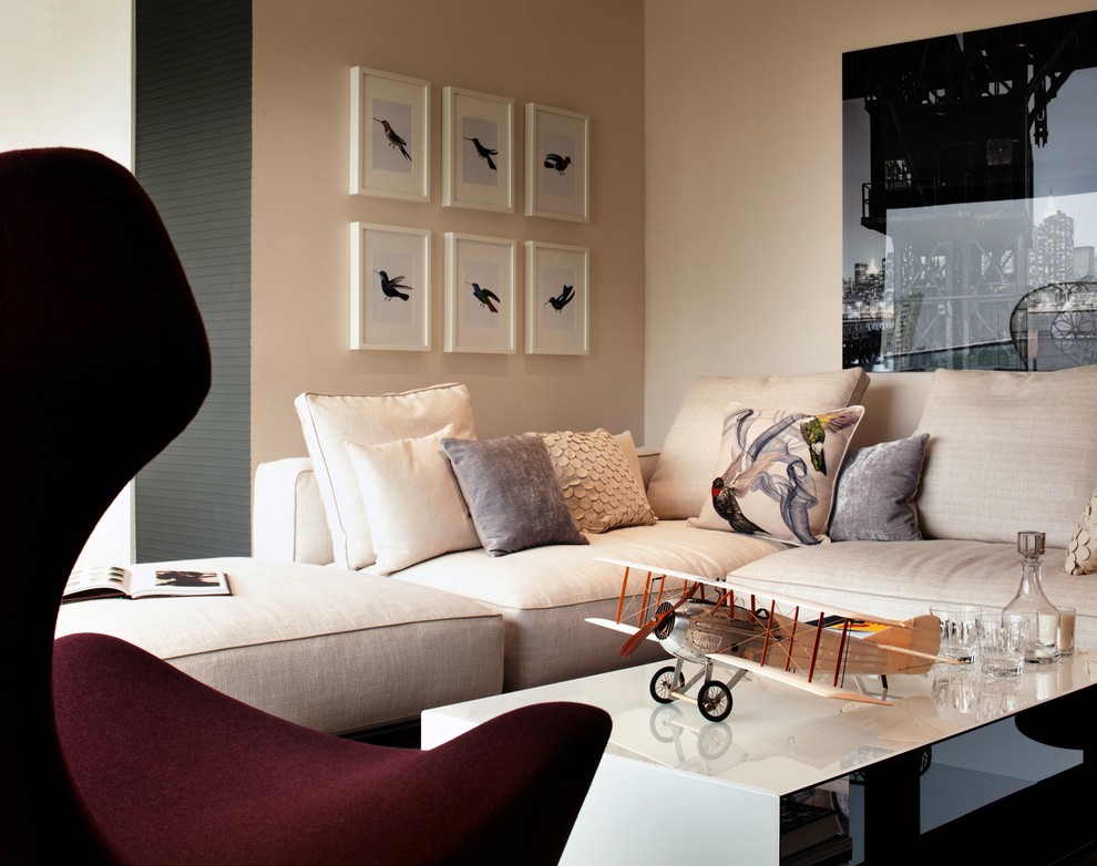 Foto di un grande soggiorno design con pareti bianche, pavimento in legno massello medio e TV autoportante