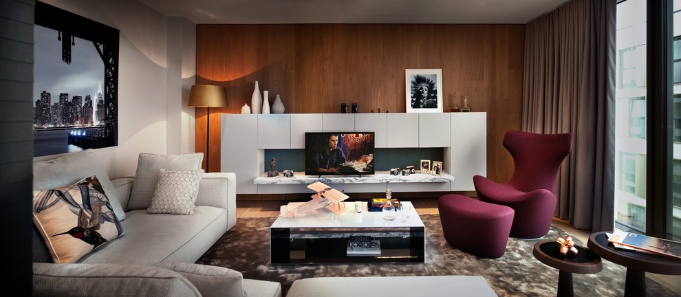 Großes Modernes Wohnzimmer mit weißer Wandfarbe, braunem Holzboden und freistehendem TV in London