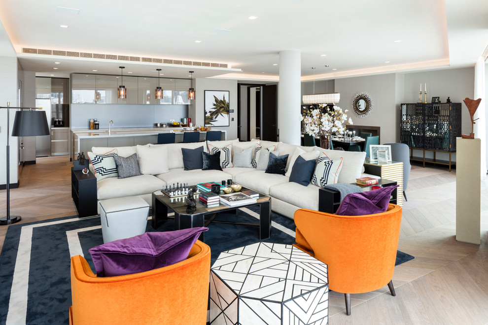 Стильный дизайн: парадная, открытая гостиная комната в современном стиле с серыми стенами и светлым паркетным полом без камина, телевизора - последний тренд