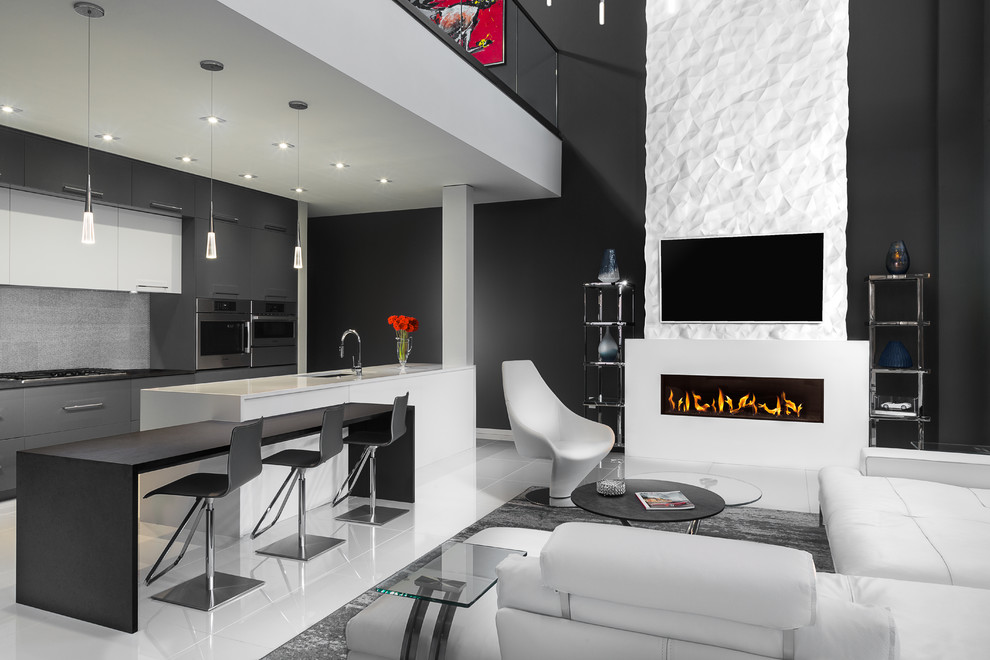 На фото: большая открытая гостиная комната в современном стиле с полом из керамогранита, фасадом камина из камня, телевизором на стене, белым полом, черными стенами и горизонтальным камином