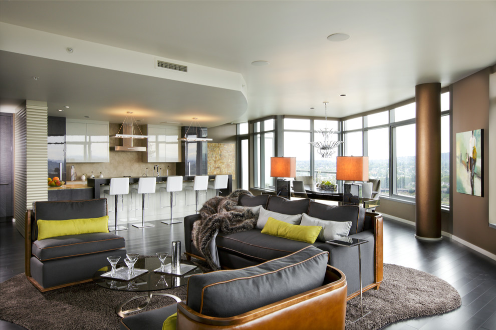 Идея дизайна: гостиная комната в стиле модернизм с коричневыми стенами