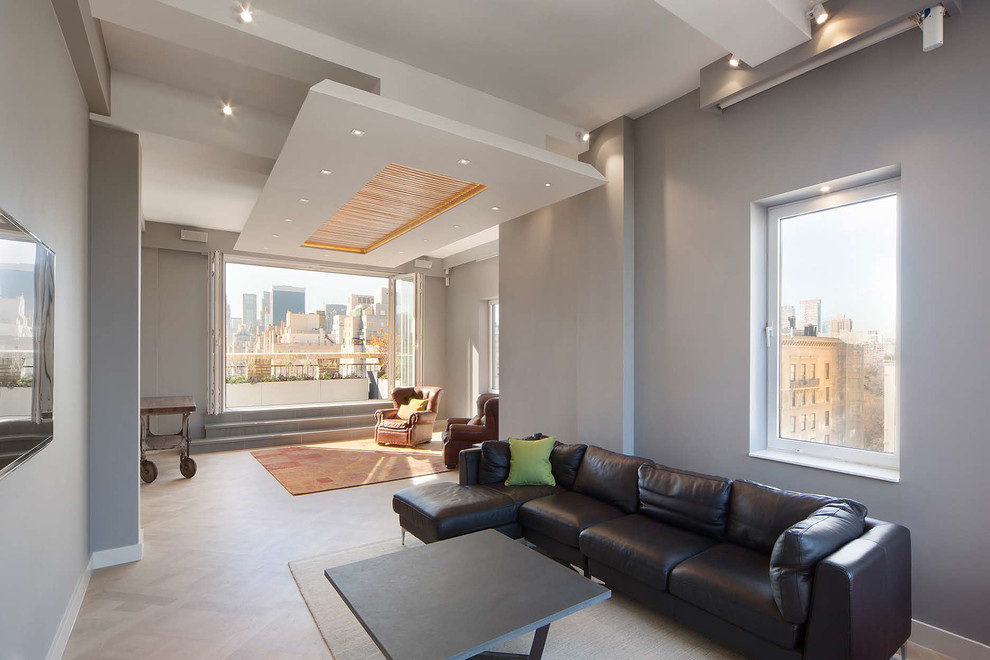 Großes, Repräsentatives, Offenes Modernes Wohnzimmer mit grauer Wandfarbe, braunem Holzboden und Multimediawand in New York