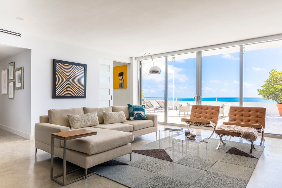 Offenes, Großes, Repräsentatives Modernes Wohnzimmer ohne Kamin mit weißer Wandfarbe, Betonboden und beigem Boden in Miami