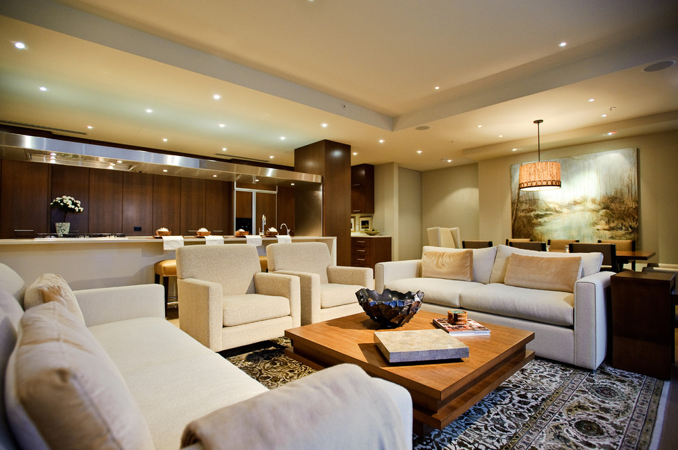 Immagine di un soggiorno classico aperto con pareti beige