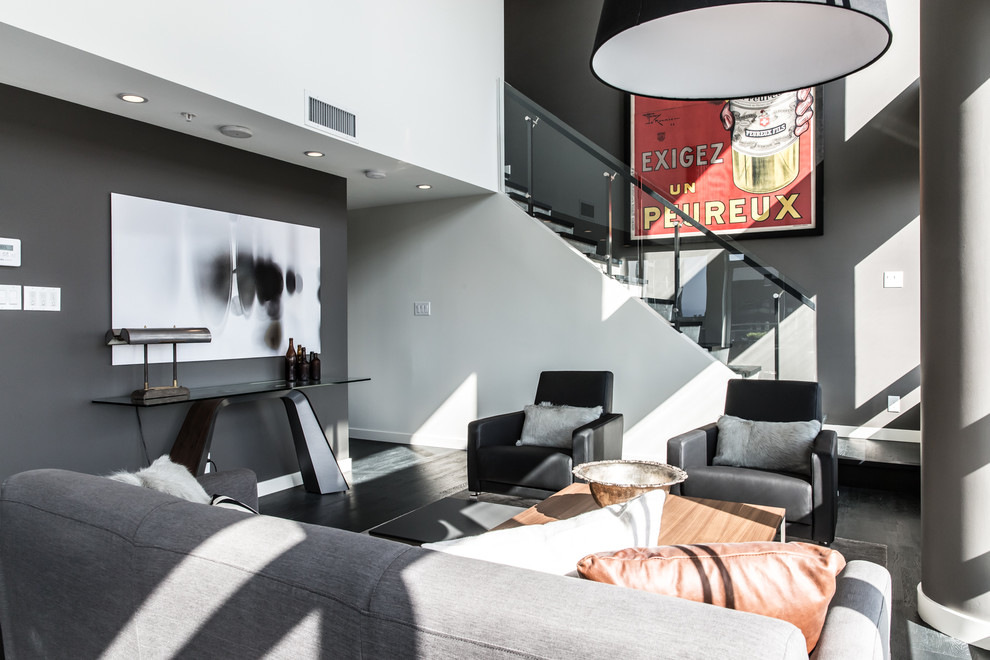 Свежая идея для дизайна: парадная, двухуровневая гостиная комната среднего размера в современном стиле с серыми стенами, темным паркетным полом и черным полом - отличное фото интерьера