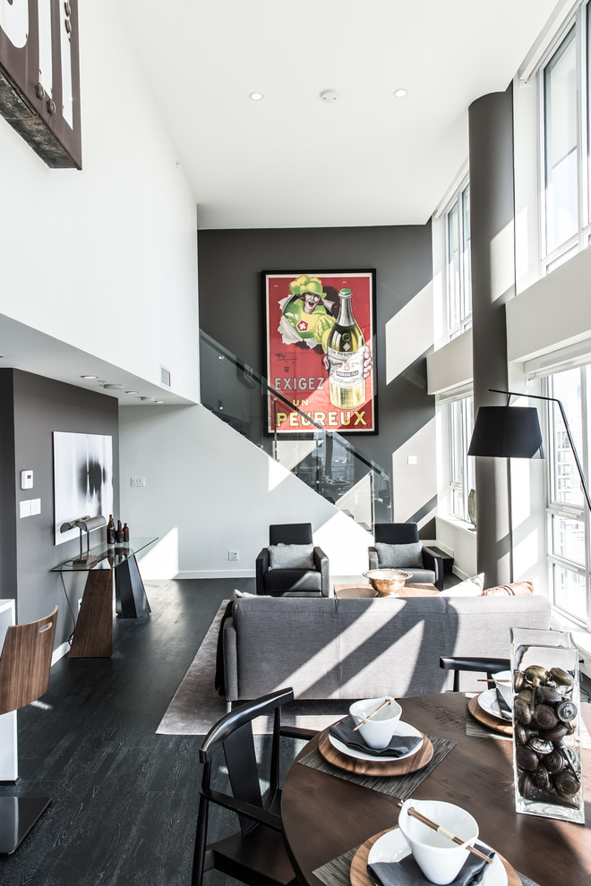 Mittelgroßes, Repräsentatives Mid-Century Wohnzimmer im Loft-Stil mit grauer Wandfarbe, dunklem Holzboden und schwarzem Boden in Vancouver