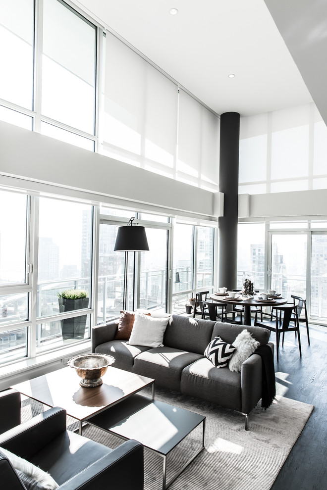 Mittelgroßes, Repräsentatives Modernes Wohnzimmer im Loft-Stil mit grauer Wandfarbe und dunklem Holzboden in Vancouver