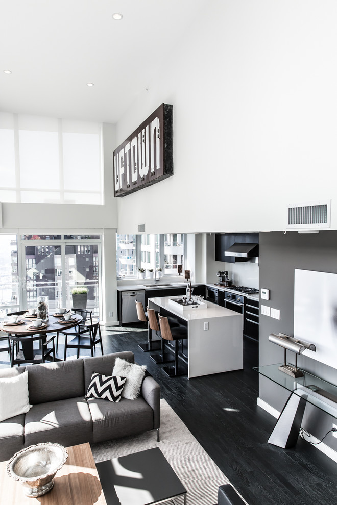Mittelgroßes Eklektisches Wohnzimmer im Loft-Stil mit weißer Wandfarbe, dunklem Holzboden und schwarzem Boden in Vancouver