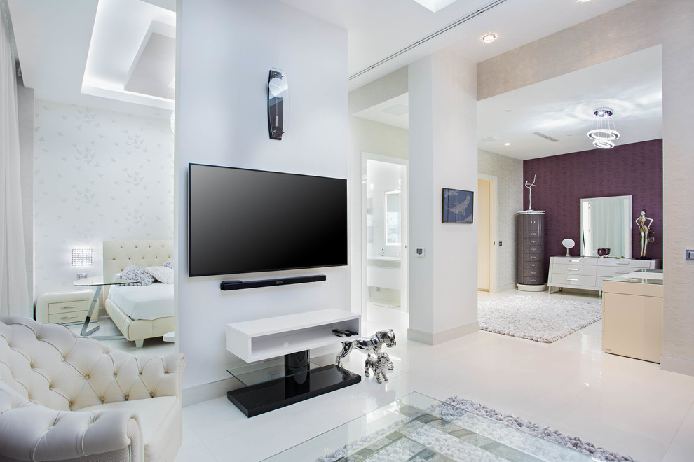 Esempio di un soggiorno minimal di medie dimensioni e aperto con pareti beige, pavimento in gres porcellanato, TV a parete e pavimento beige