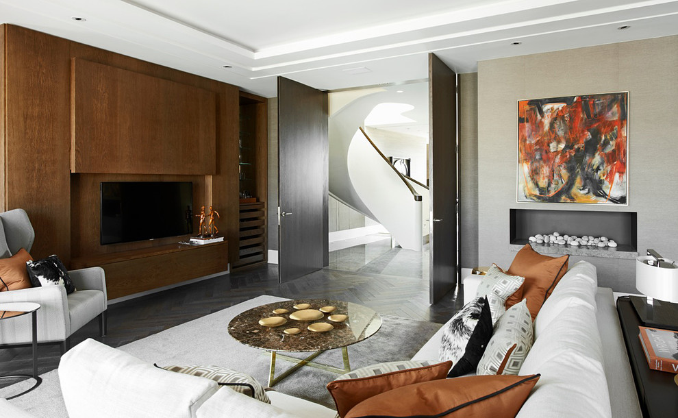 Свежая идея для дизайна: изолированная гостиная комната в современном стиле с бежевыми стенами и телевизором на стене - отличное фото интерьера