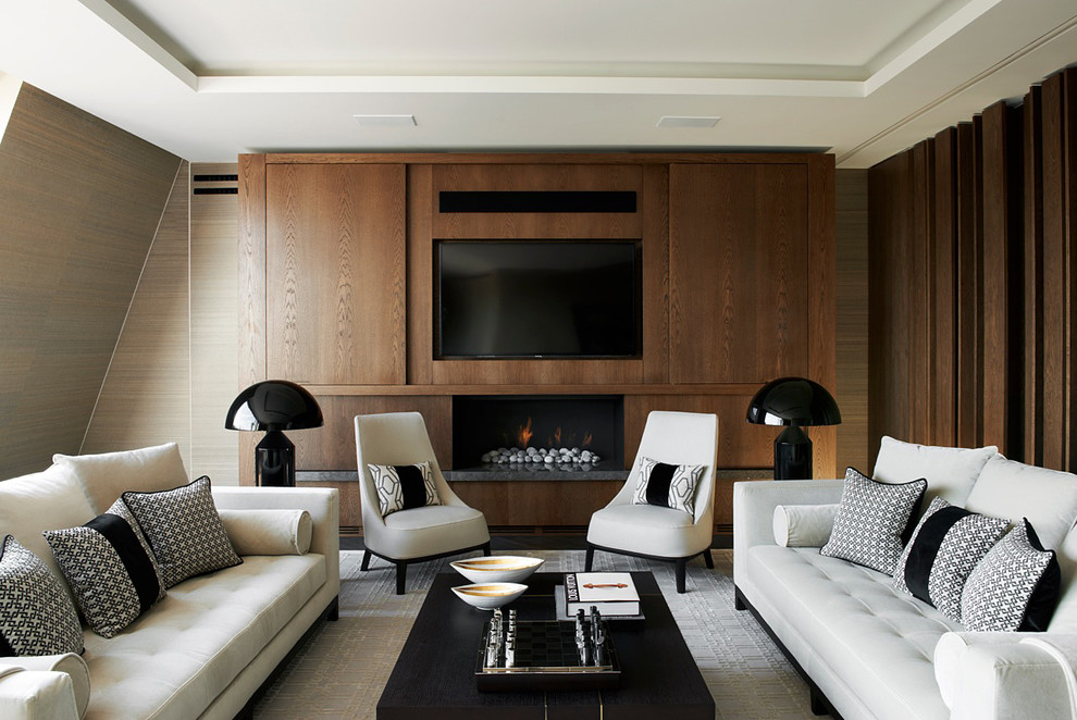 Diseño de salón actual con chimenea lineal y televisor colgado en la pared