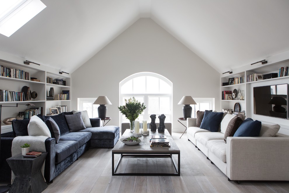 Großes, Offenes Modernes Wohnzimmer mit weißer Wandfarbe, gebeiztem Holzboden, TV-Wand und grauem Boden in London