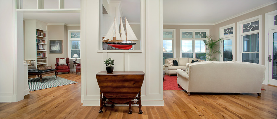 Immagine di un grande soggiorno tradizionale aperto con pareti bianche e pavimento in legno massello medio