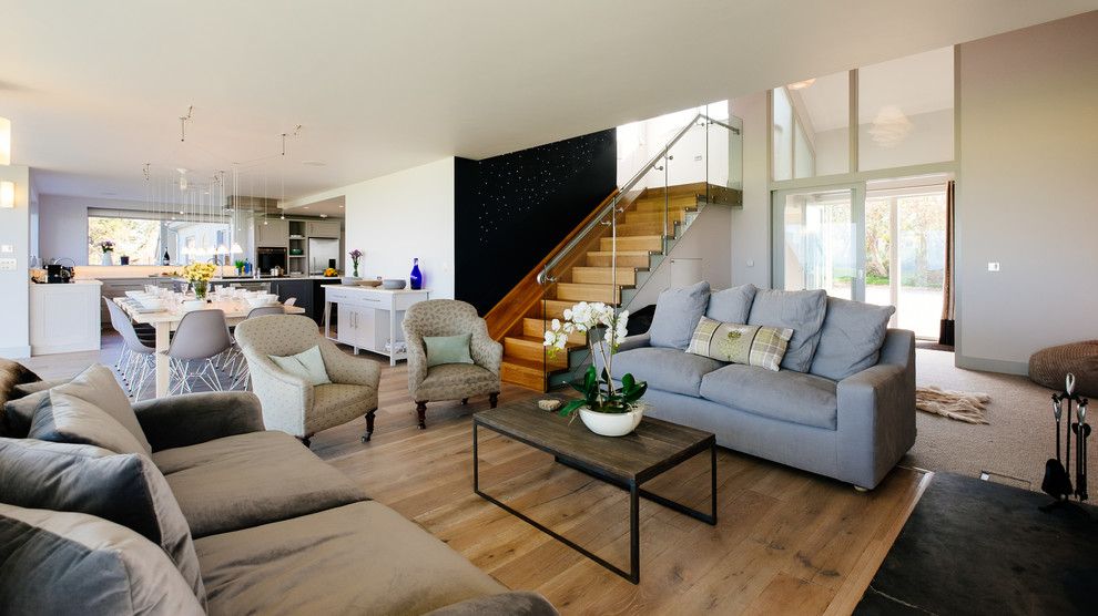Offenes, Repräsentatives Klassisches Wohnzimmer mit weißer Wandfarbe und braunem Holzboden in Cornwall