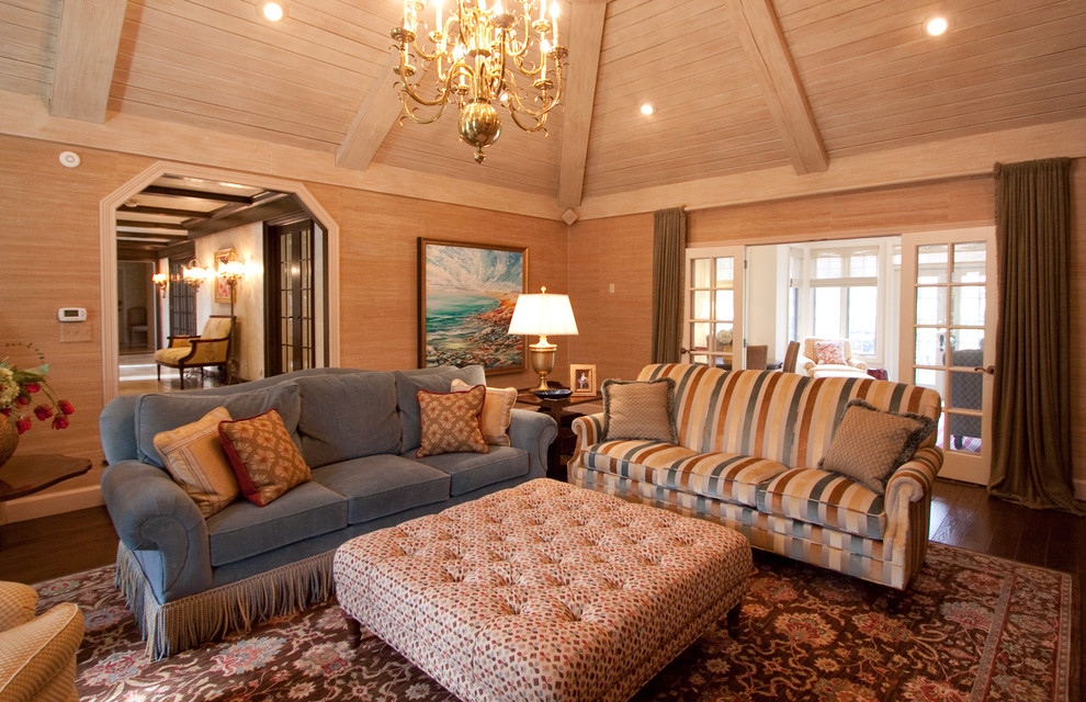 Immagine di un soggiorno chic con pareti beige, parquet scuro e con abbinamento di divani diversi